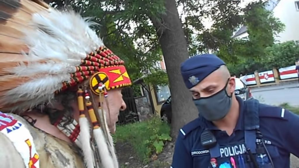 Samozwańczy Indianin kontra nadgorliwi policjanci Może mi Pan