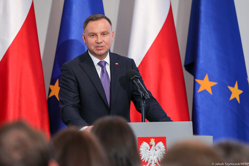 propolski.pl - Andrzej Duda na tle flag stojący, stand