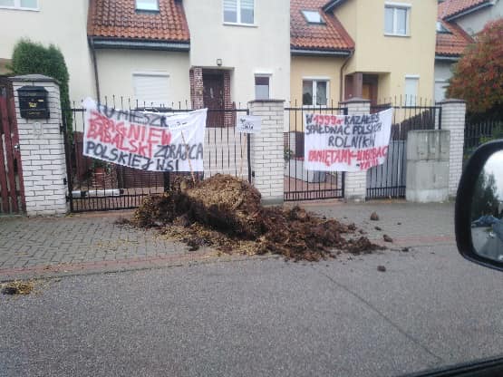 propolski.pl: Rolnicy rozsypali obornik pod domami posłów PiS