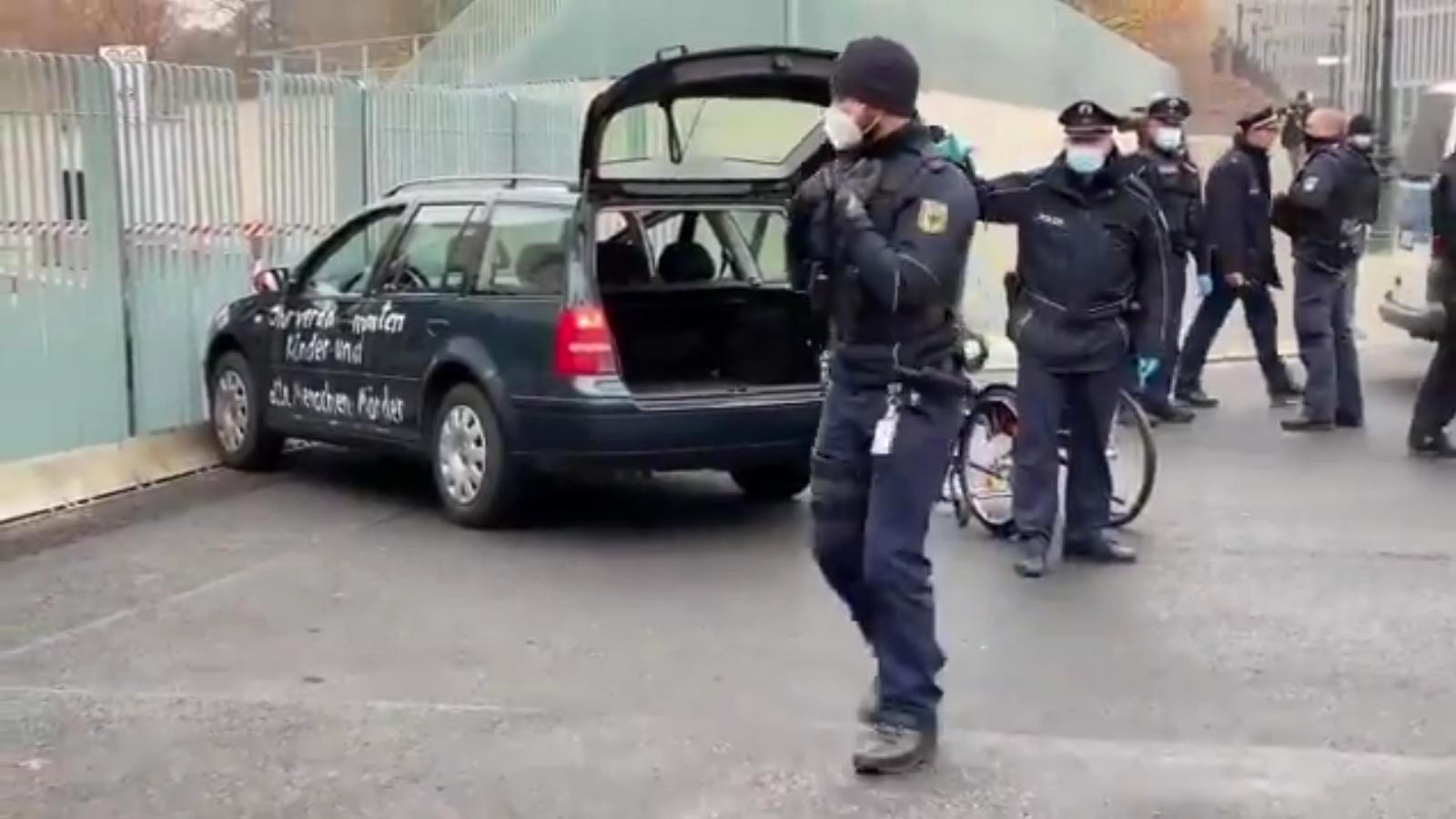 propolski.pl: Auto zatrzymało się na bramie biura Angeli Merkel