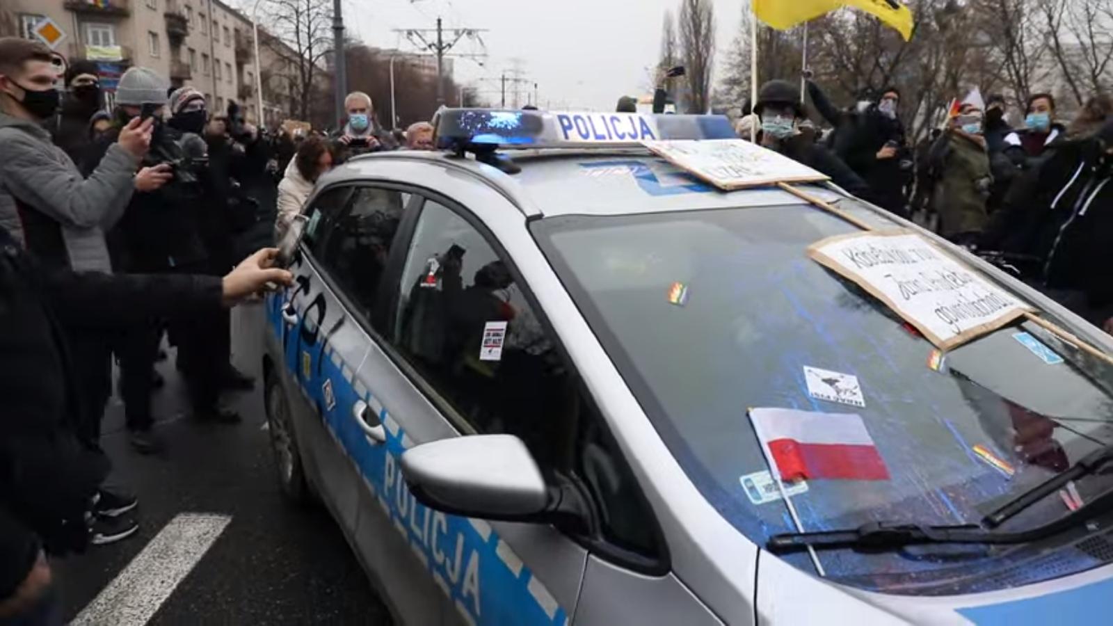 propolski.pl: Uczestnicy Strajku Kobiet zdewastowali radiowóz