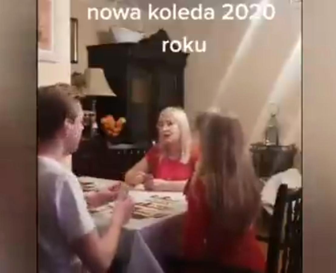 propolski.pl: Kobieta śpiewa z dziećmi nową kolędę