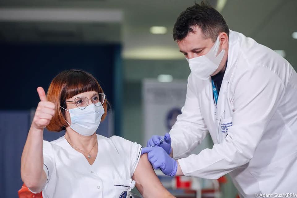 propolski.pl: Zaszczepiono pierwszą osobę przeciwko koronawirusowi