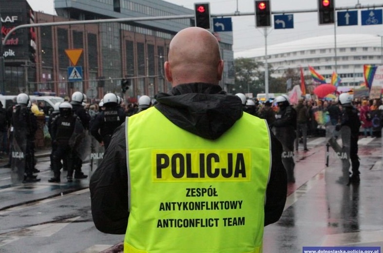 propolski.pl: Policjant komentuje pracę swoich kolegów