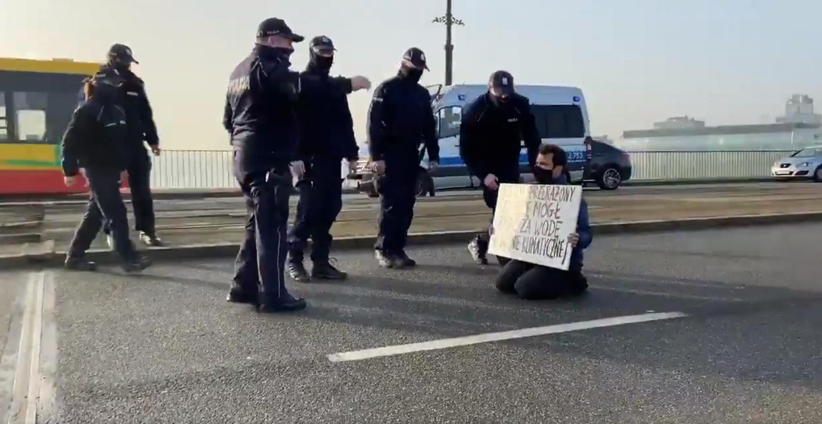 propolski.pl: Mężczyzna protestował na moście Poniatowskiego