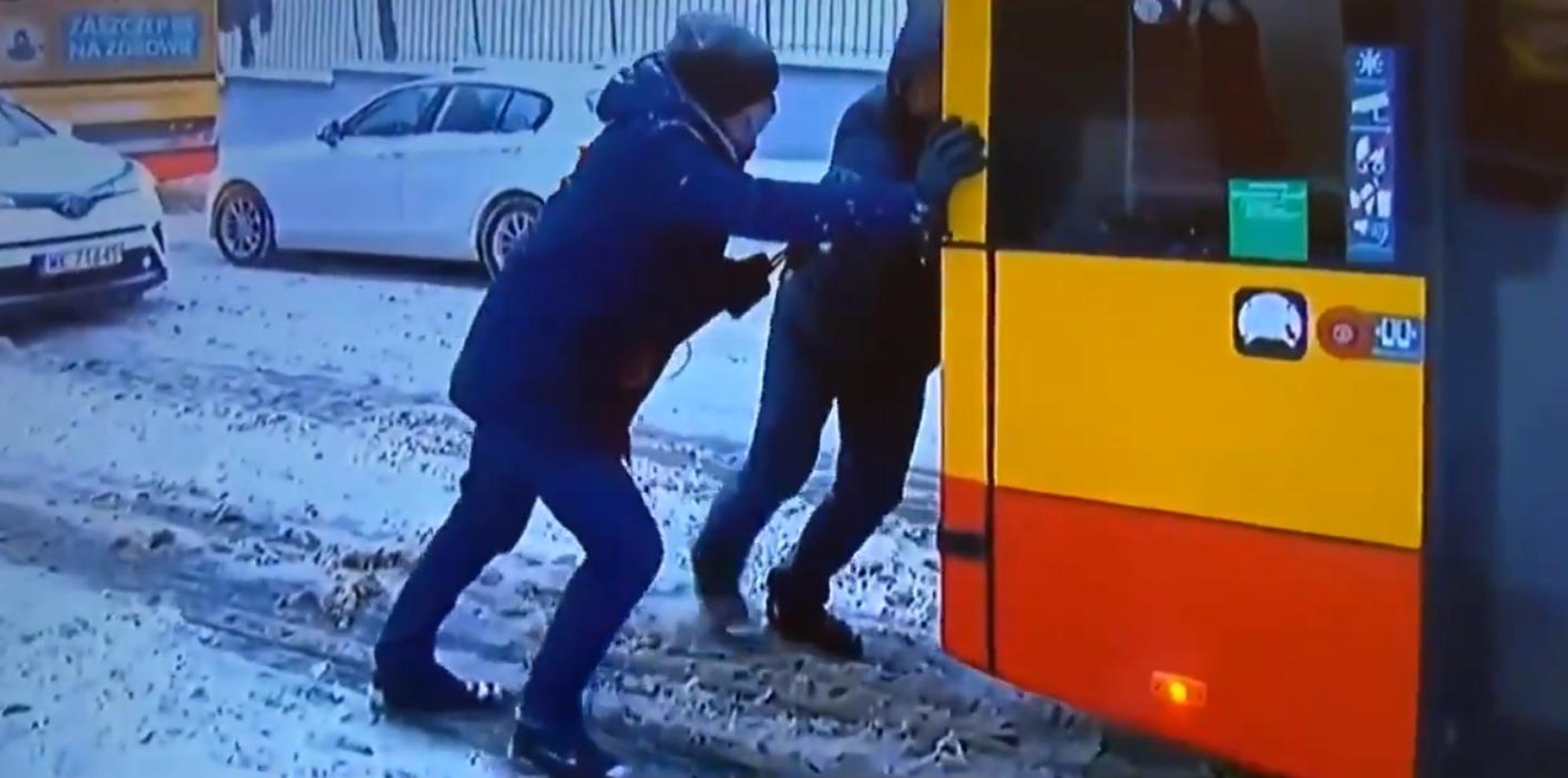propolski.pl: Pasażer pchał autobus, a dziennikarz TVN24 zadawał mu pytania
