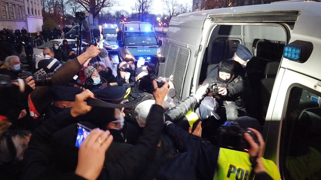 propolski.pl: Dziennikarka „Gazety Wyborczej” kopała policjanta na służbie. Żenujący wyrok sądu