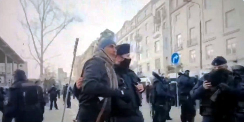 propolski.pl: Ivan Komarenko sfotografował się z policjantem