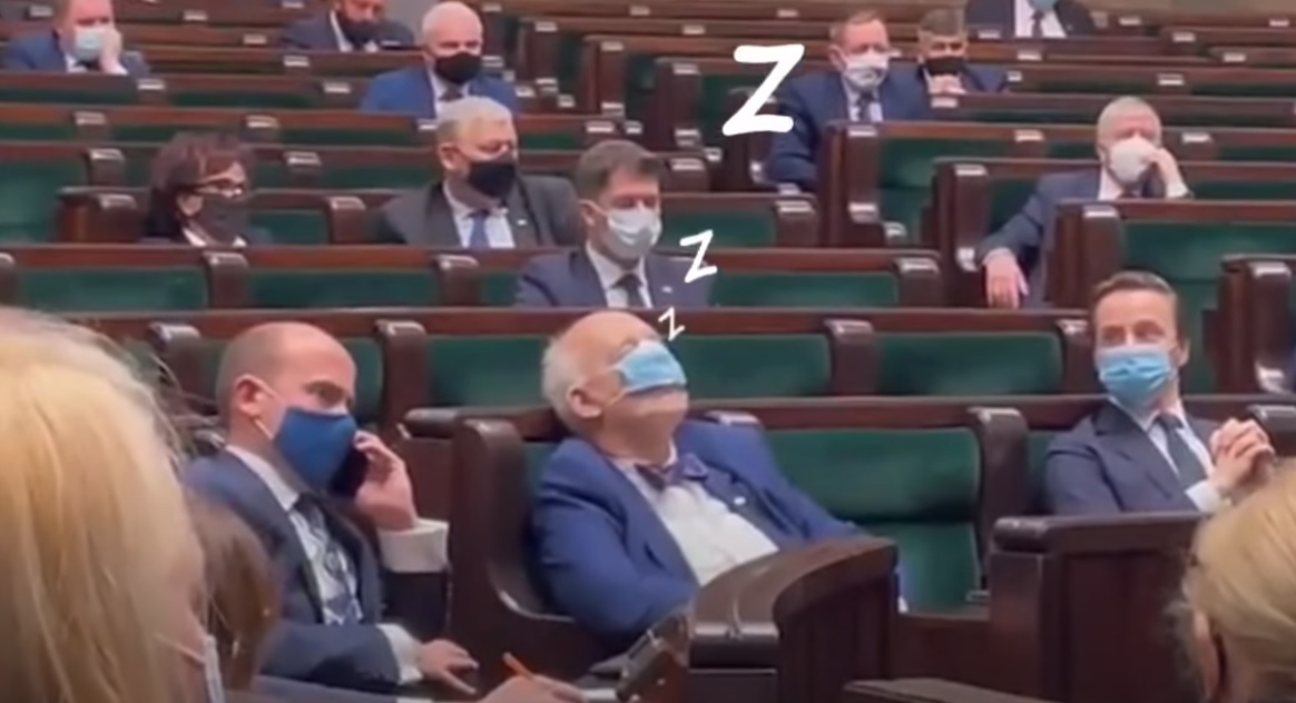 propolski.pl: [video] Korwin-Mikke zasnął podczas przemówienia premiera Mateusza Morawieckiego. Oto, co robił Budka