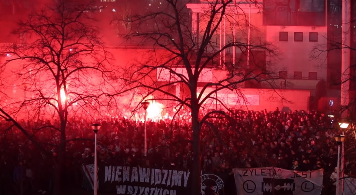 propolski.pl: [video] "Otwierać!" Gigantyczna rzesza kibiców Legii pod stadionem. Policję obrzucono, oto co zrobiła
