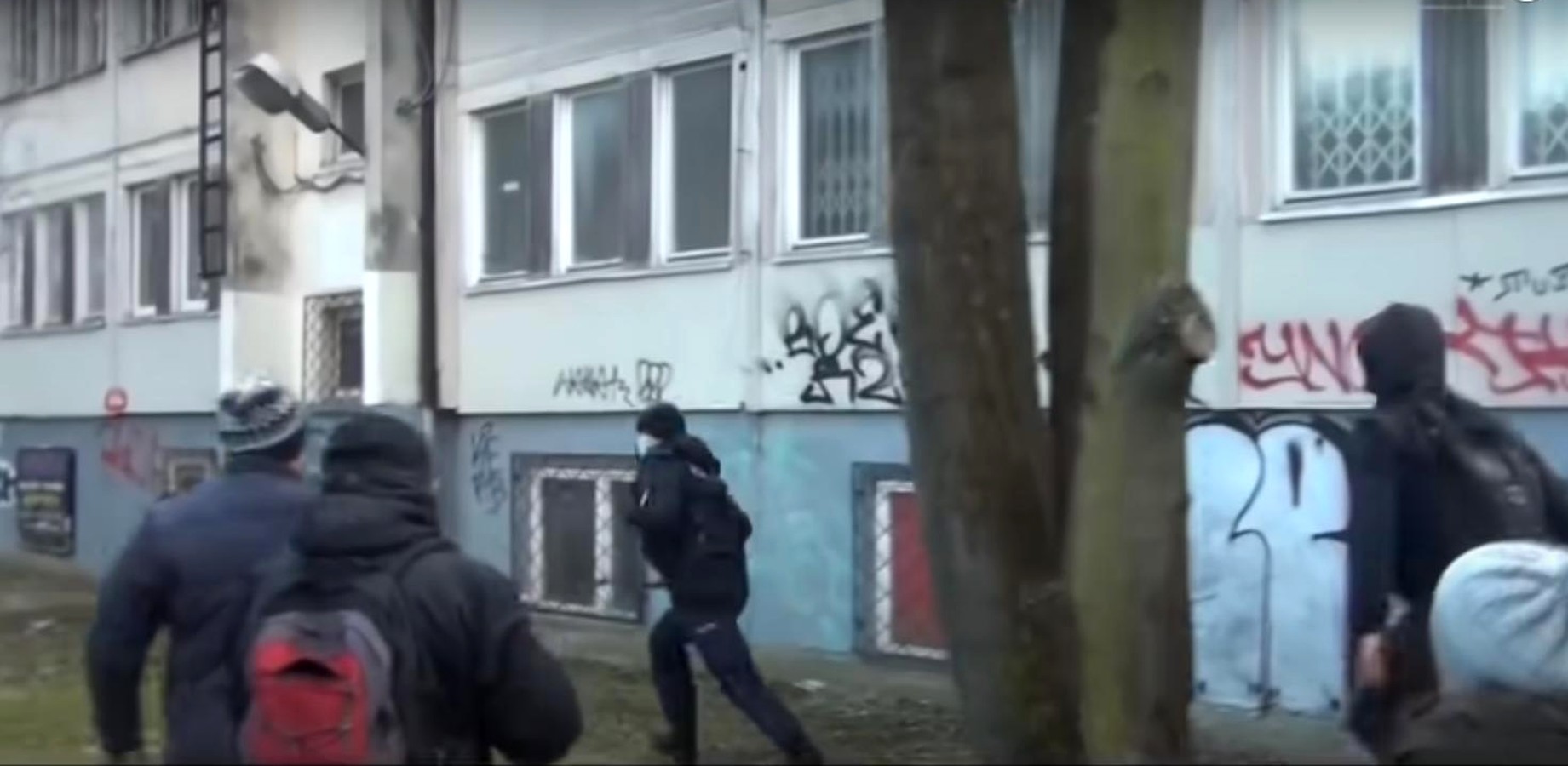 propolski.pl: Policjant uciekał przed rozwścieczonym tłumem