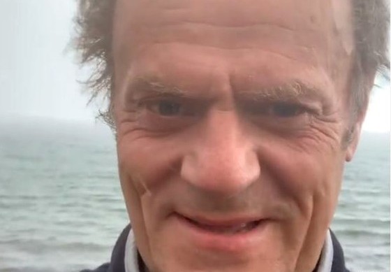 propolski.pl: Donald Tusk wrzucił zdjęcie ze spaceru nad morzem