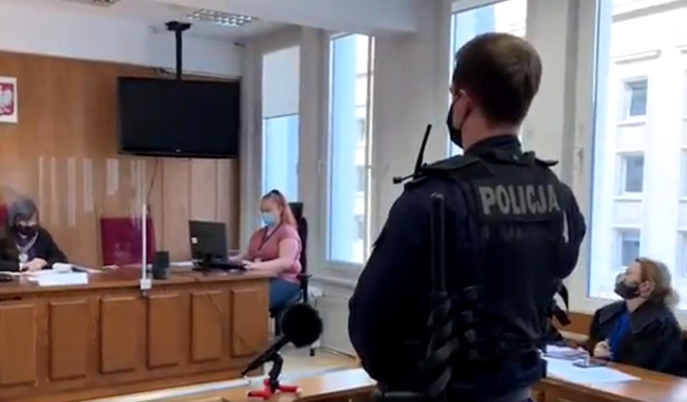propolski.pl: Policjant opowiedział, w jaki sposób znieważyła go "Babcia Kasia": "Ty pislicyjna kur*o" [WIDEO]