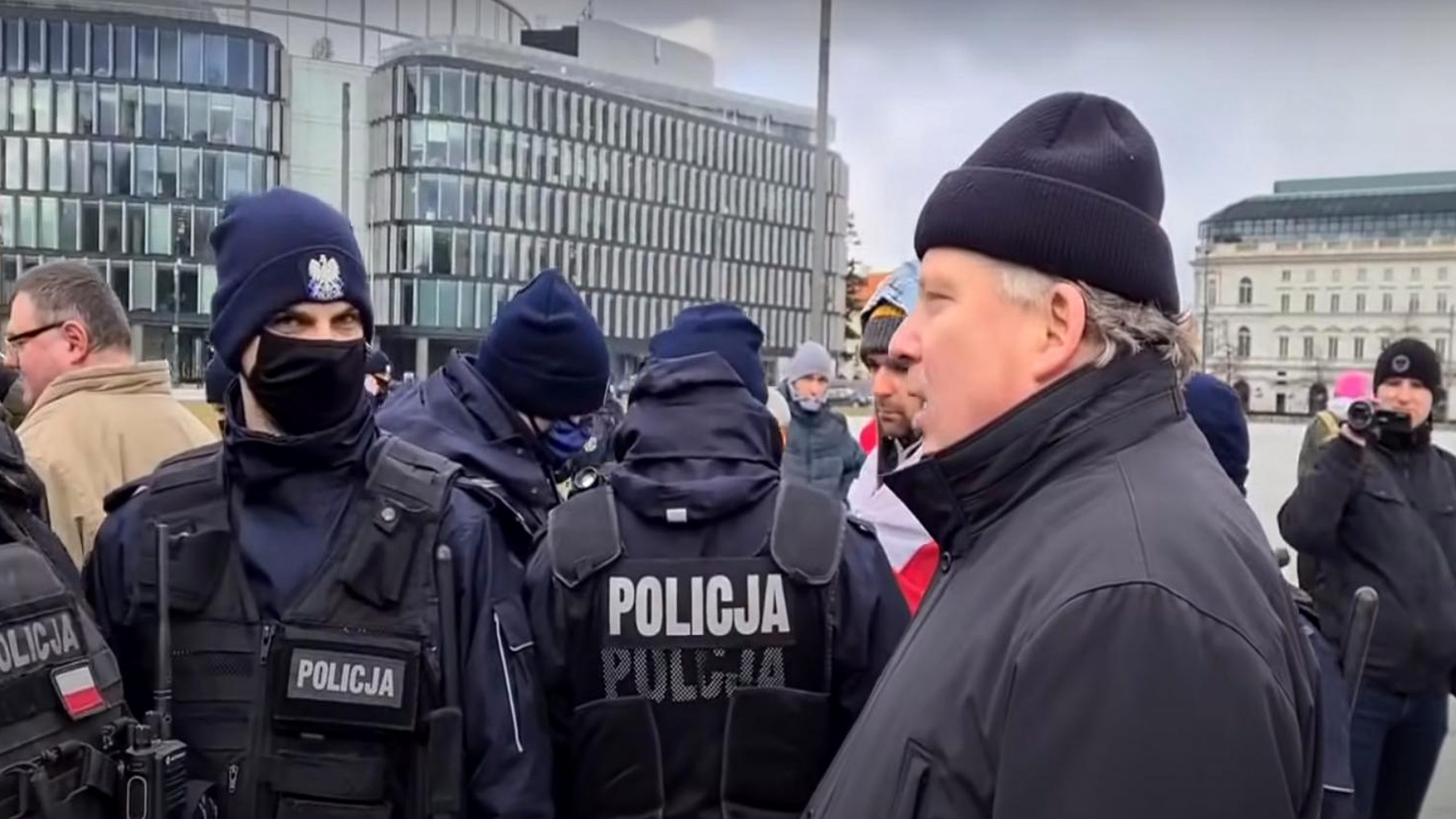 propolski.pl: Protestujący ostro do policji: Na co przysięgałeś? Czego k***a nie rozumiesz?! [WIDEO]