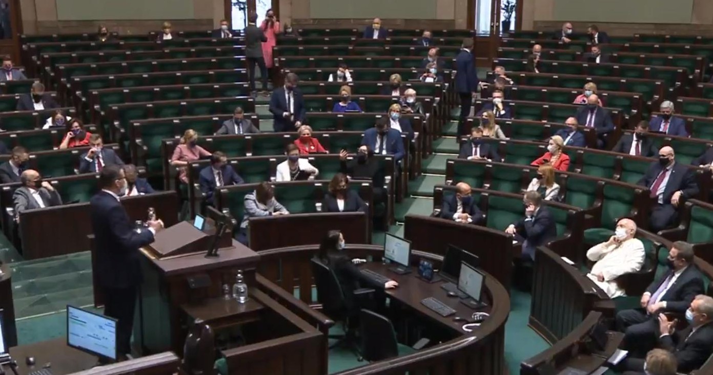propolski.pl: Posłowie opozycji robili sobie zdjęcia podczas przemówienia premiera