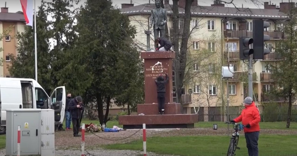 propolski.pl: Zdewastowano pomnik Lecha Kaczyńskiego