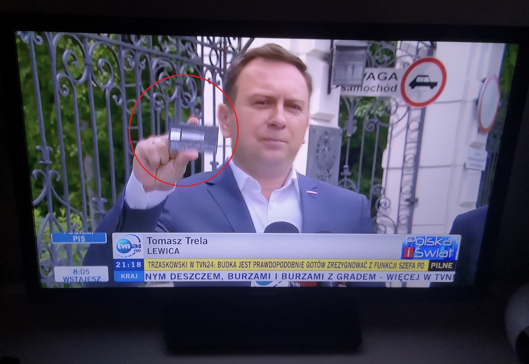 propolski.pl: "Ile osób odczytało dane karty?" Bezmyślne zachowanie posła Lewicy na antenie TVN24. "Nowy challenge: Zajmij konto posła"
