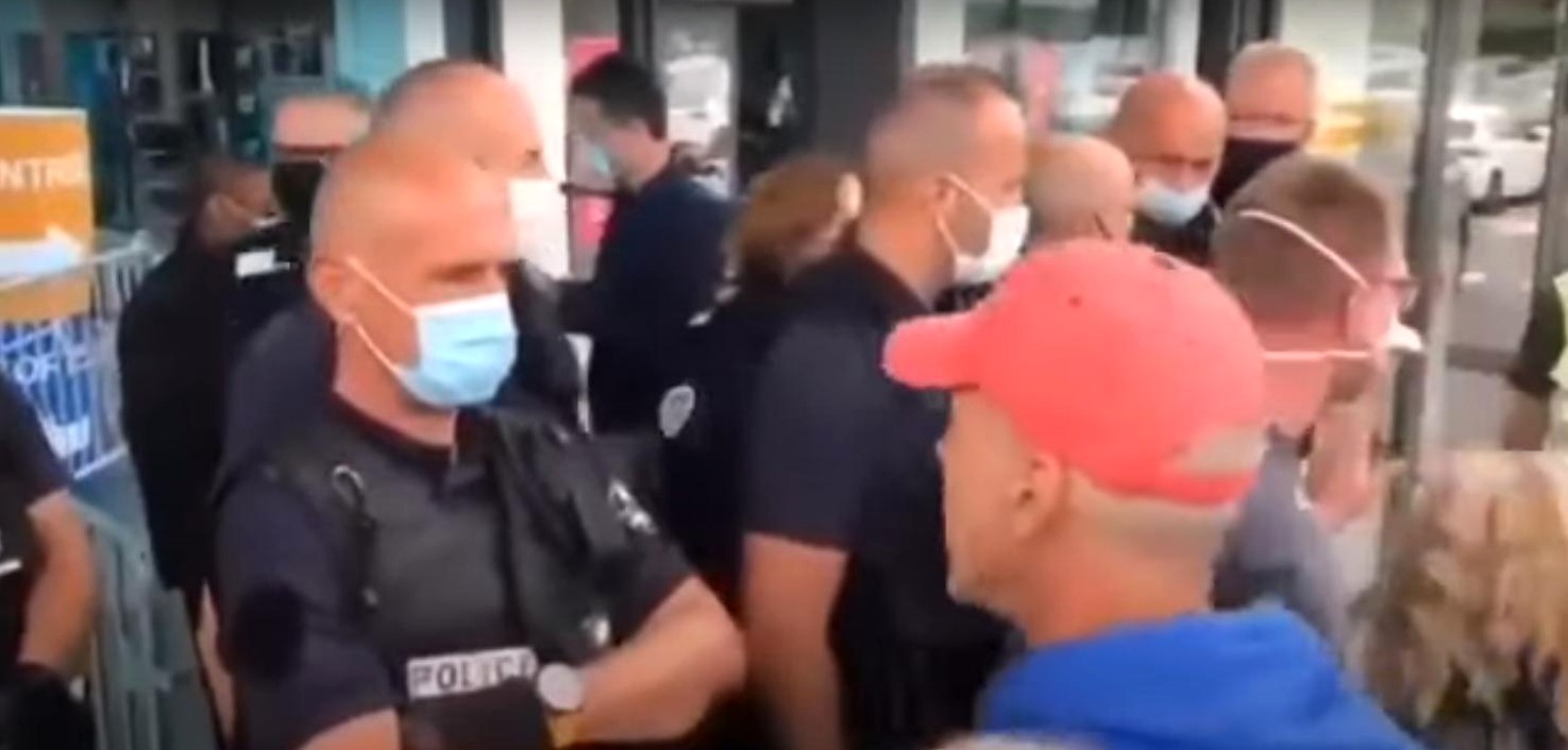 propolski.pl: Francja: Policja nie chce wpuścić do sklepu osób bez paszportu sanitarnego. Kontrola postępuje? [WIDEO]