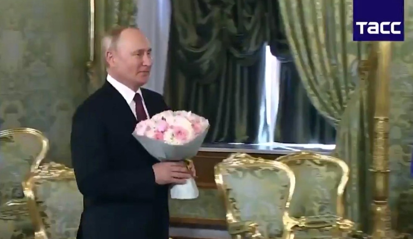 propolski.pl: Putin wręczył Merkel kwiaty