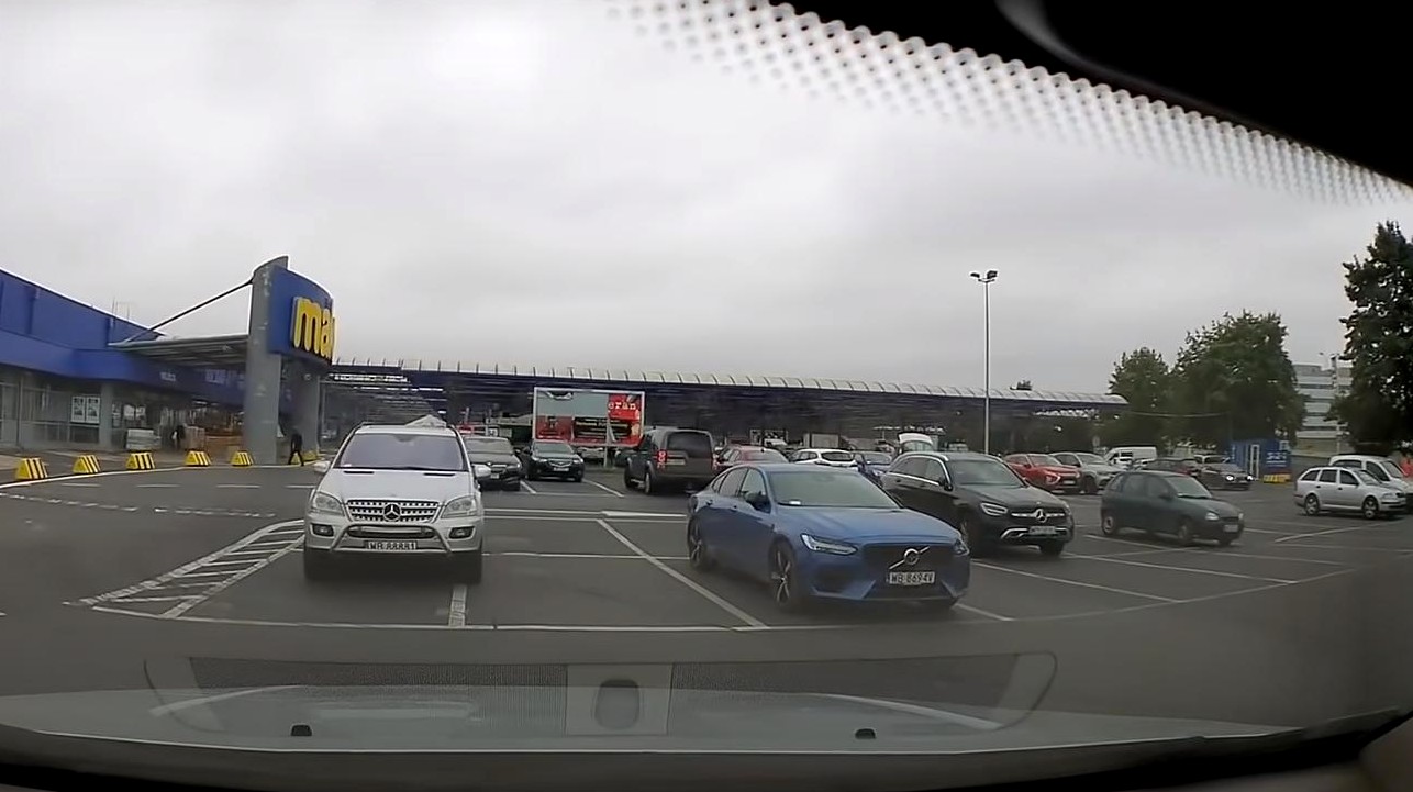 propolski.pl: zaparkowała w trzech miejscach i zrobiła awanturę
