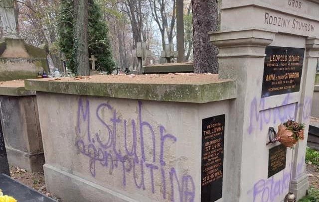 propolski.pl: Ktoś zniszczył rodzinny grób Stuhrów