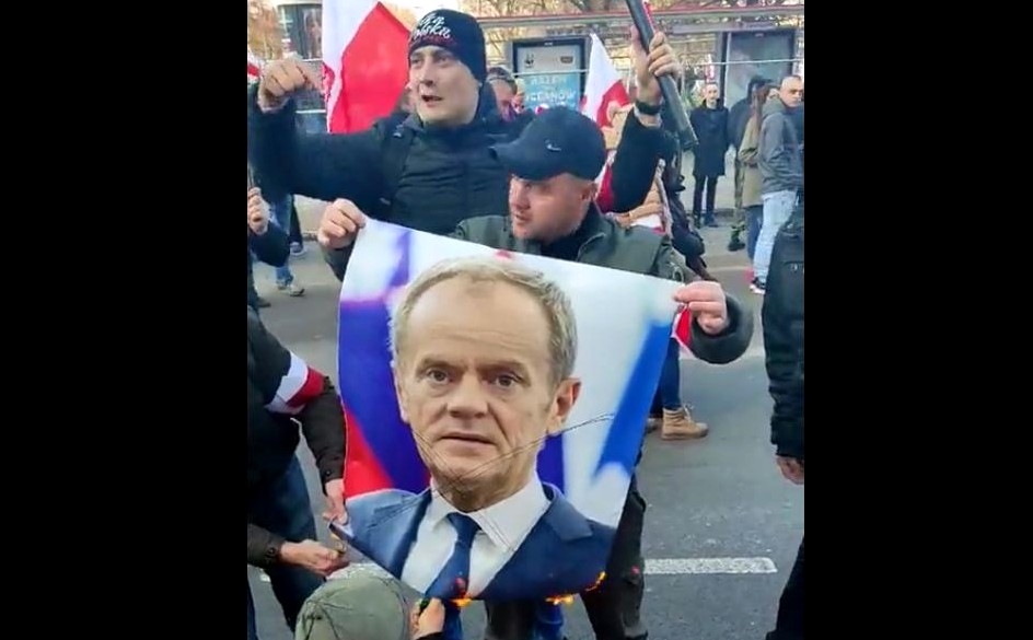 propolski.pl: Spalona flaga Niemiec i zdjęcie Tuska podczas marszu Niepodległości