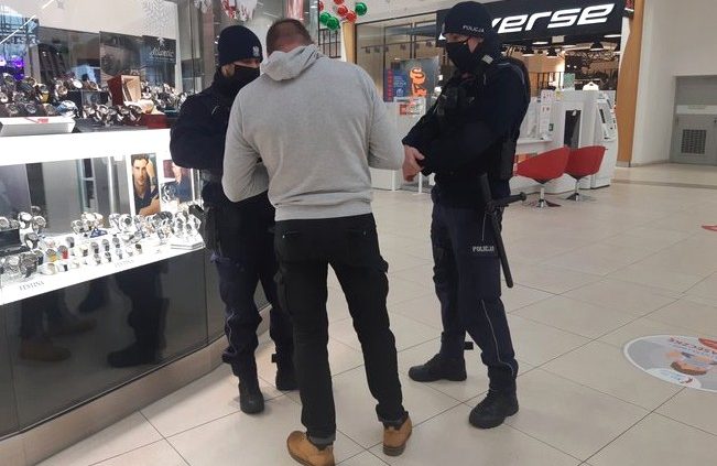 propolski.pl: Policja łowi bezmaseczkowców w galeriach handlowych