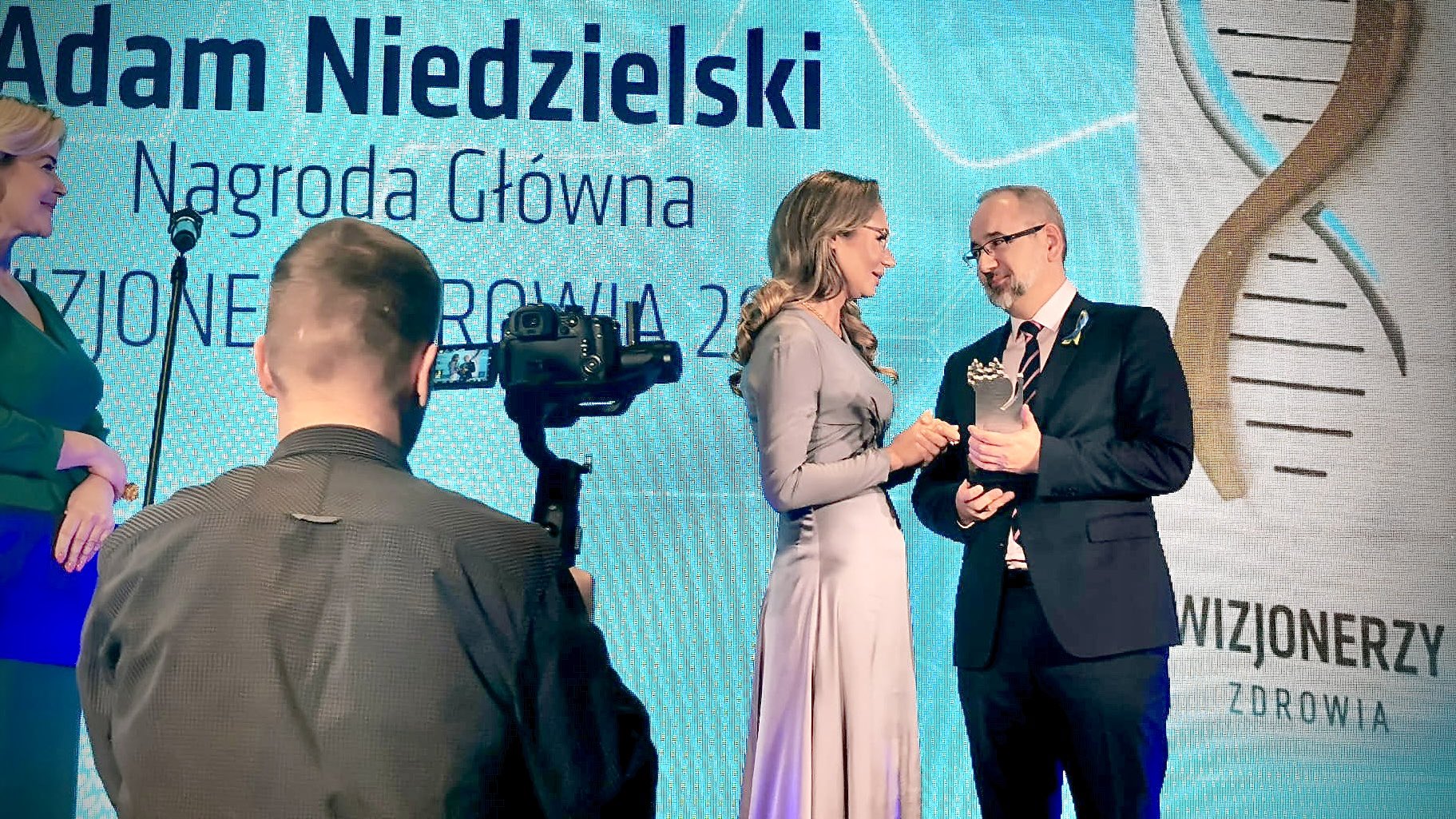 propolski.pl: Adam Niedzielski chwali się nagrodą