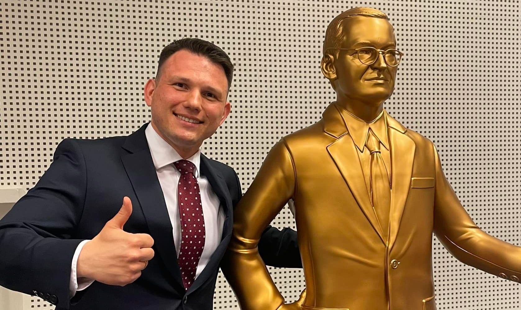 propolski.pl: Sławomir Mentzen postawił pomnik premierowi