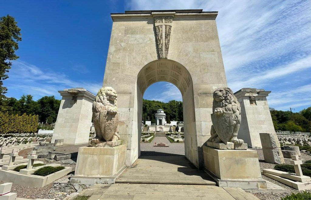 propolski.pl: Ukraińcy odsłonili lwy na Cmentarzu Orląt Lwowskich w Kijowie! Chcą przyjaźni z Polakami?