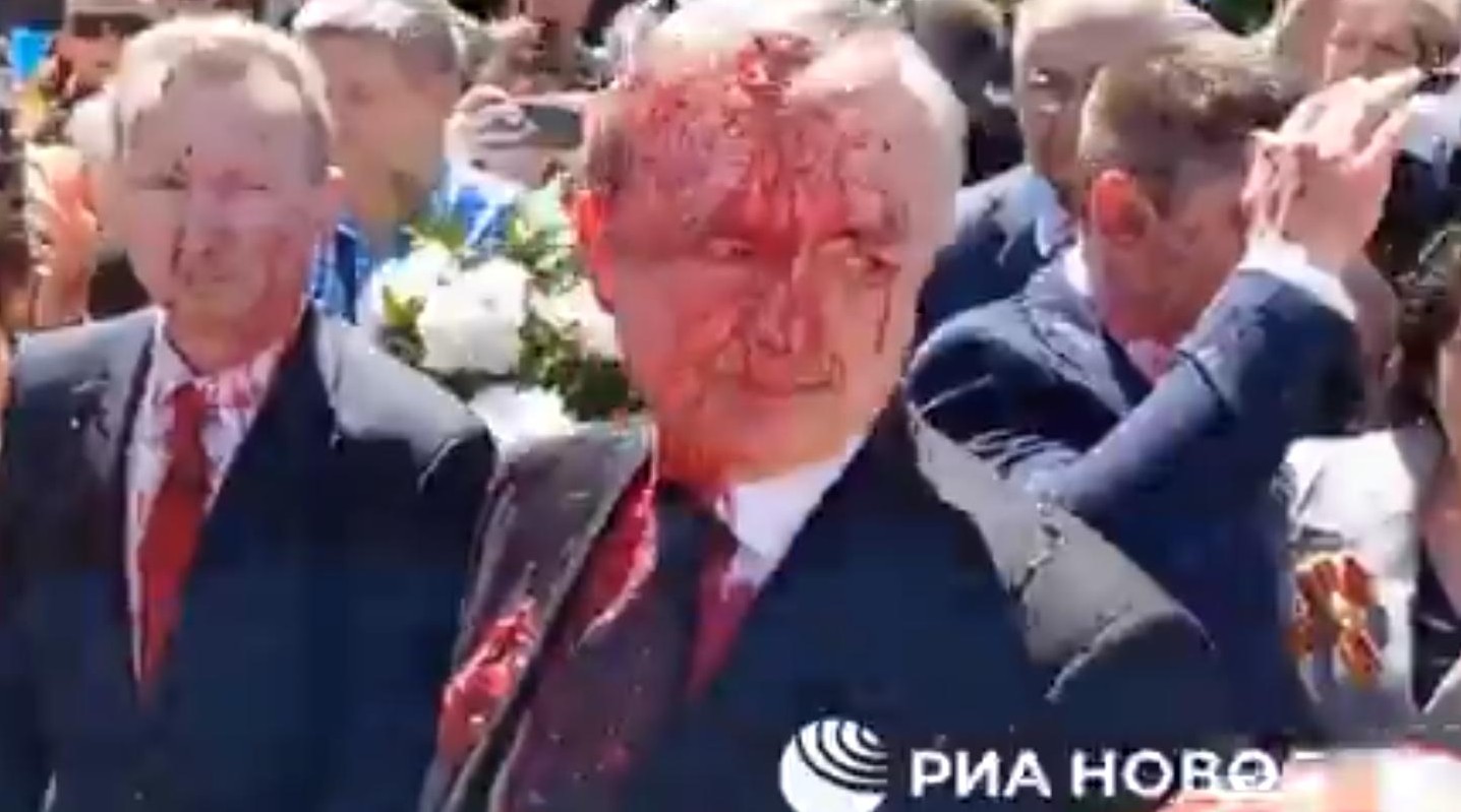 propolski.pl: Rosyjski ambasador w Warszawie oblany sztuczną krwią