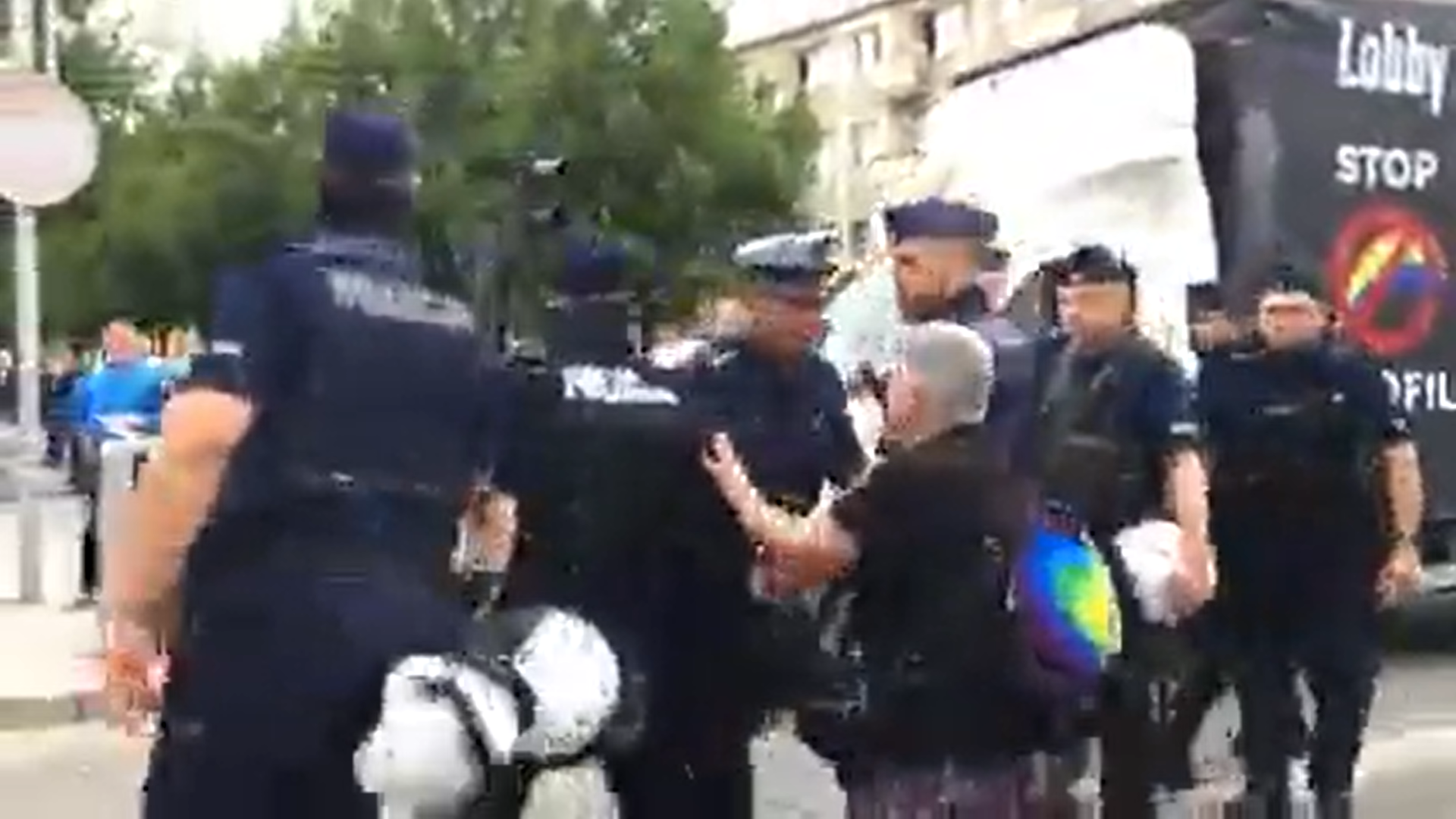 propolski.pl: Babcia Kasia szaleje z policjantami