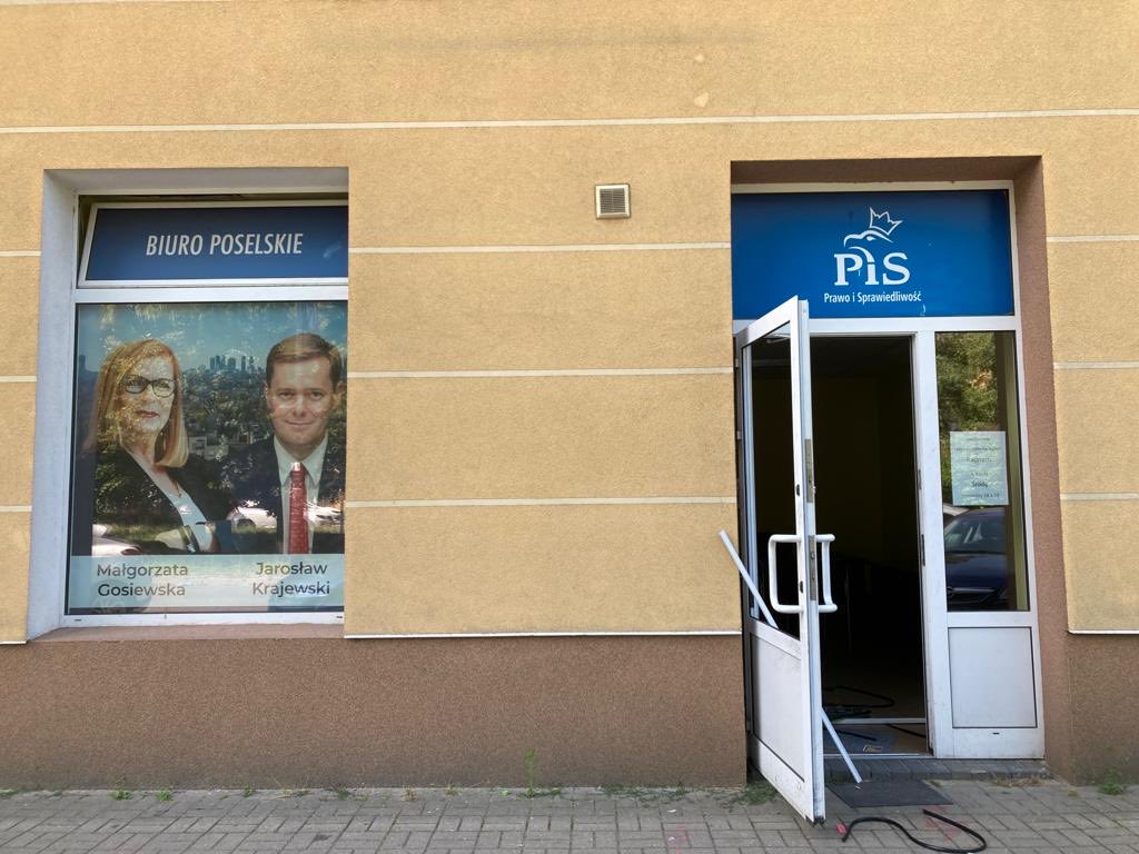 propolski.pl: Biuro PiS zdewastowane