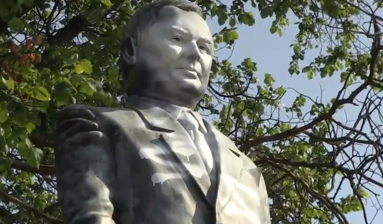propolski.pl: Pomnik Kaczyńskiego zdewastowany