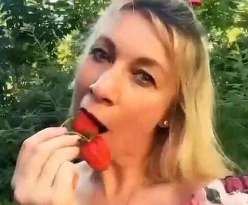 propolski.pl: Zacharowa w podejrzany sposób zajada truskawki