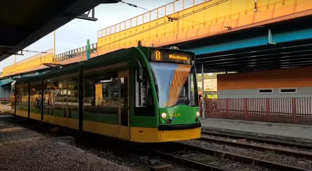 propolski.pl: Szokująca reklama w tramwaju
